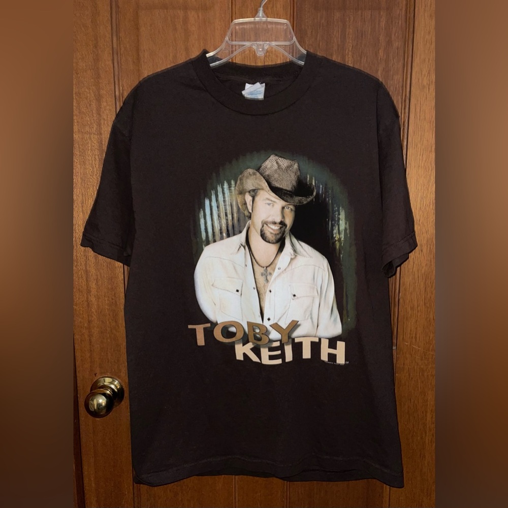 🔥 TOBY KEITH “HOOKIN UP HANGIN OUT” (UNISEX) BROWN T-SHIRT. SIZE LARGE. 🔥